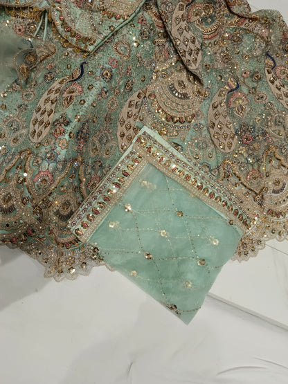 Lehenga con top corto azul cielo estilo pavo real y vuelo amplio.