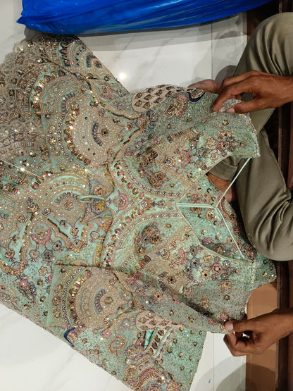 Lehenga con top corto azul cielo estilo pavo real y vuelo amplio.