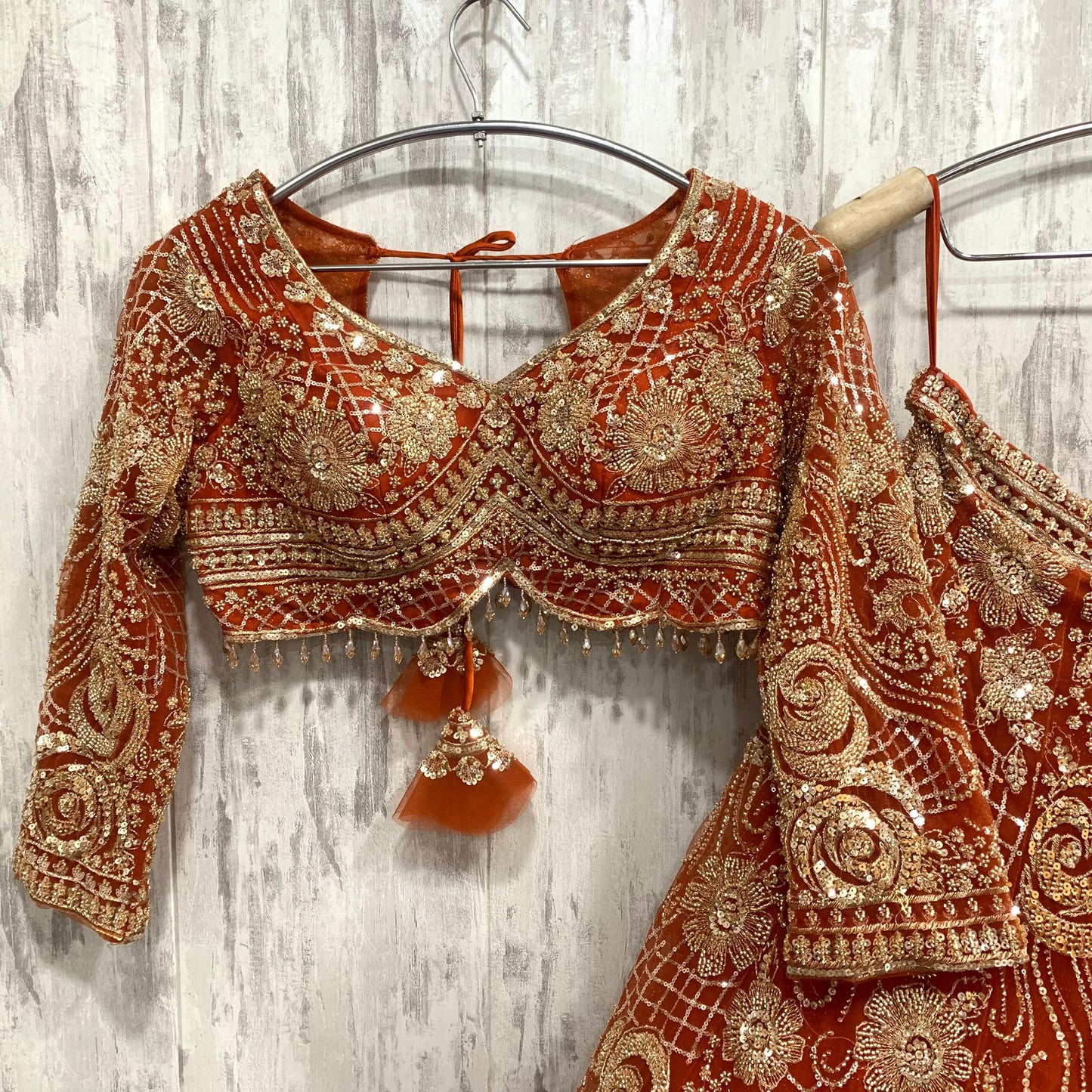 Atractivo conjunto de falda y top corto color azul cielo.