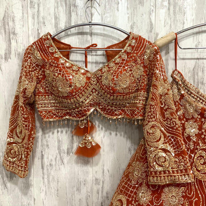 Atractivo conjunto de falda y top corto color azul cielo.