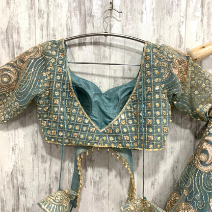 Atractivo conjunto de falda y top corto color azul cielo.