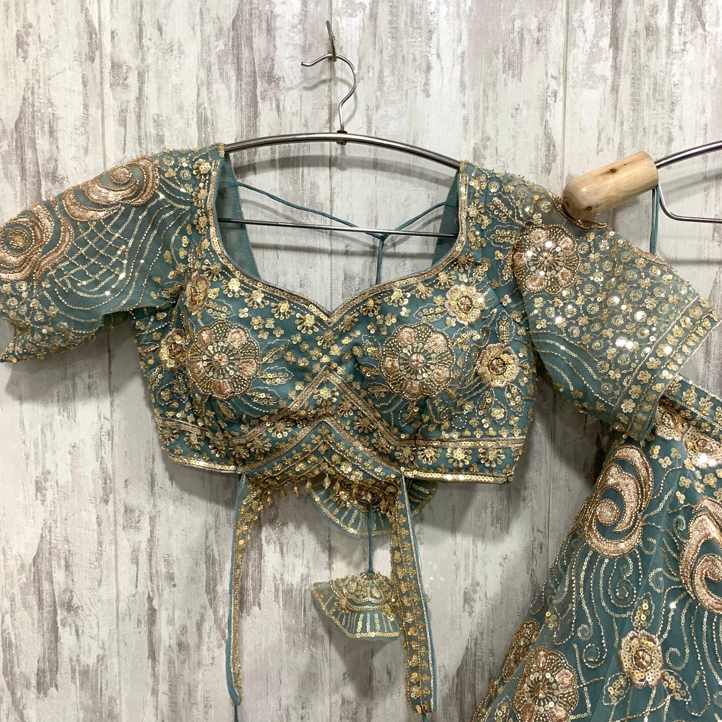 Atractivo conjunto de falda y top corto color azul cielo.