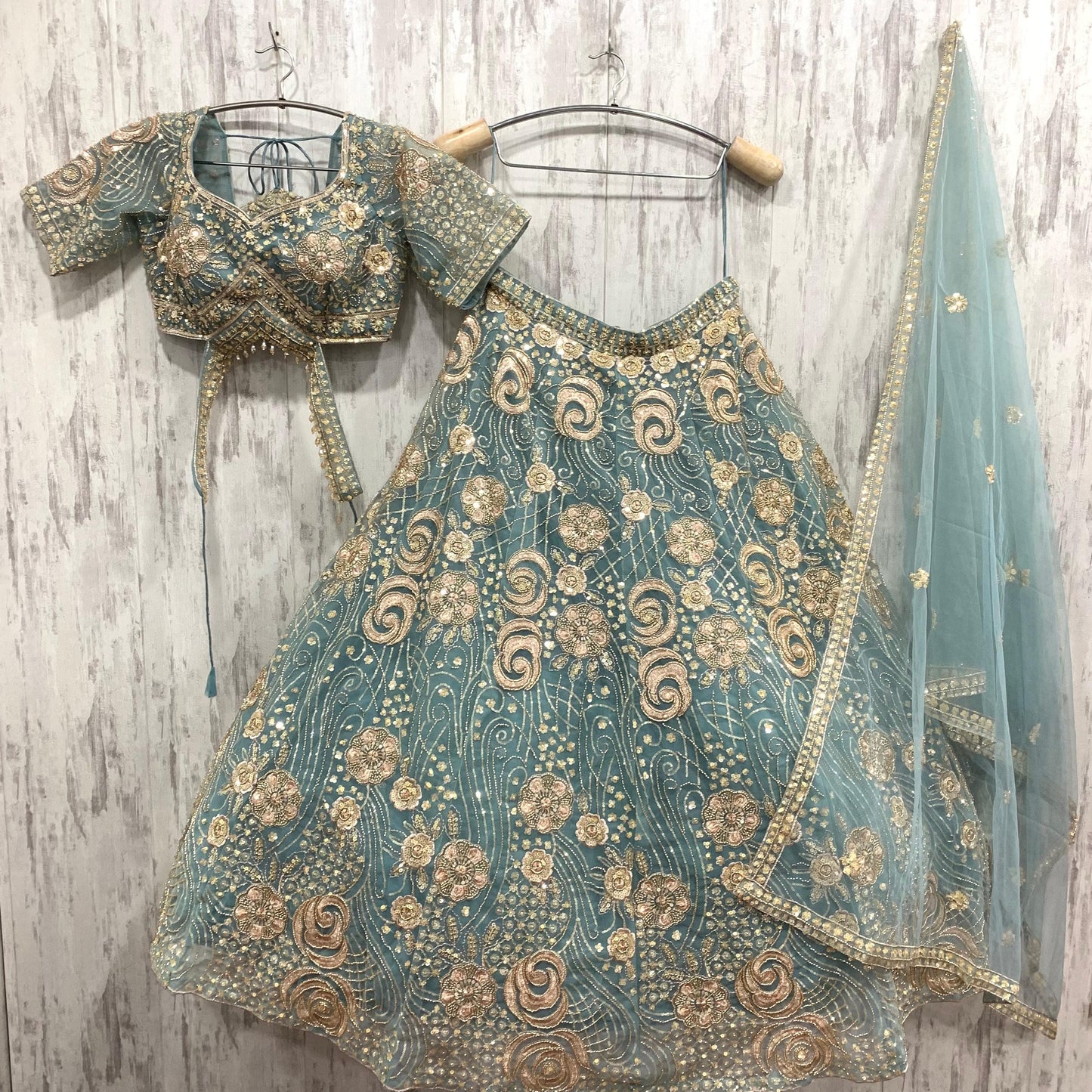 Atractivo conjunto de falda y top corto color azul cielo.