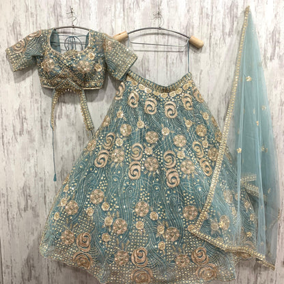 Atractivo conjunto de falda y top corto color azul cielo.