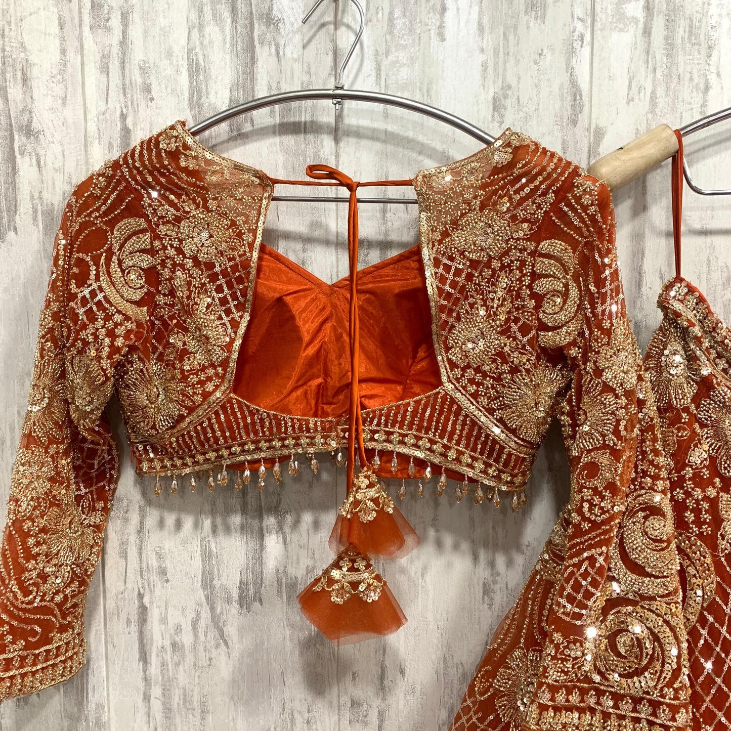 Atractivo conjunto de falda y top corto color azul cielo.