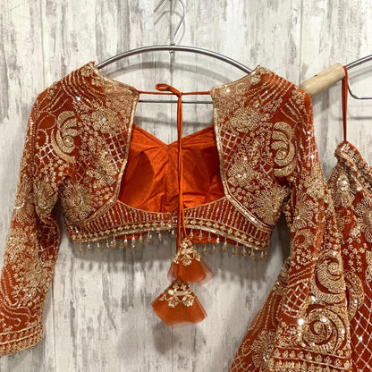 Atractivo conjunto de falda y top corto color azul cielo.