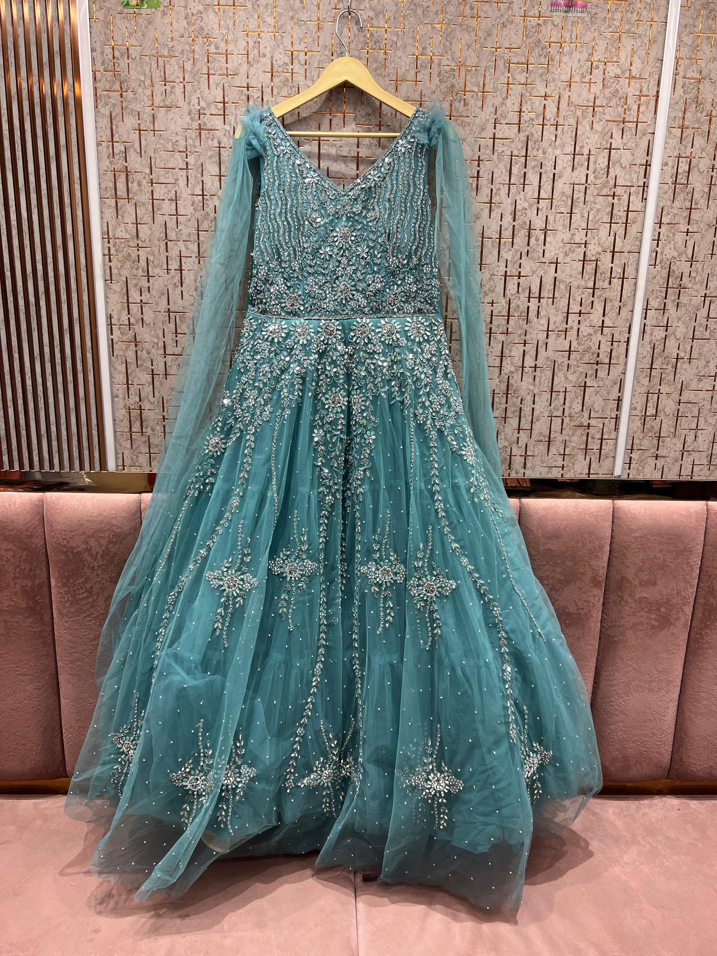 Impresionante vestido rosa, púrpura, lavanda y azul.