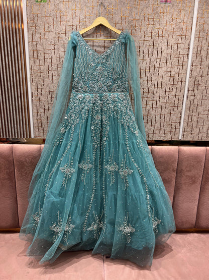 Impresionante vestido rosa, púrpura, lavanda y azul.