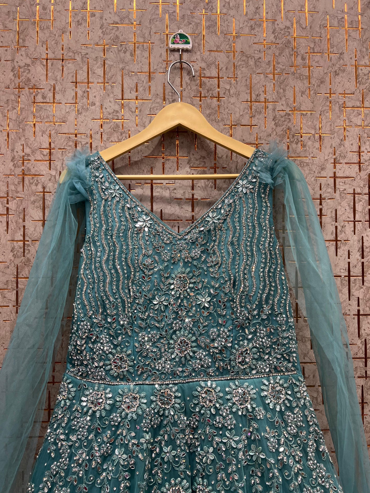 Impresionante vestido rosa, púrpura, lavanda y azul.