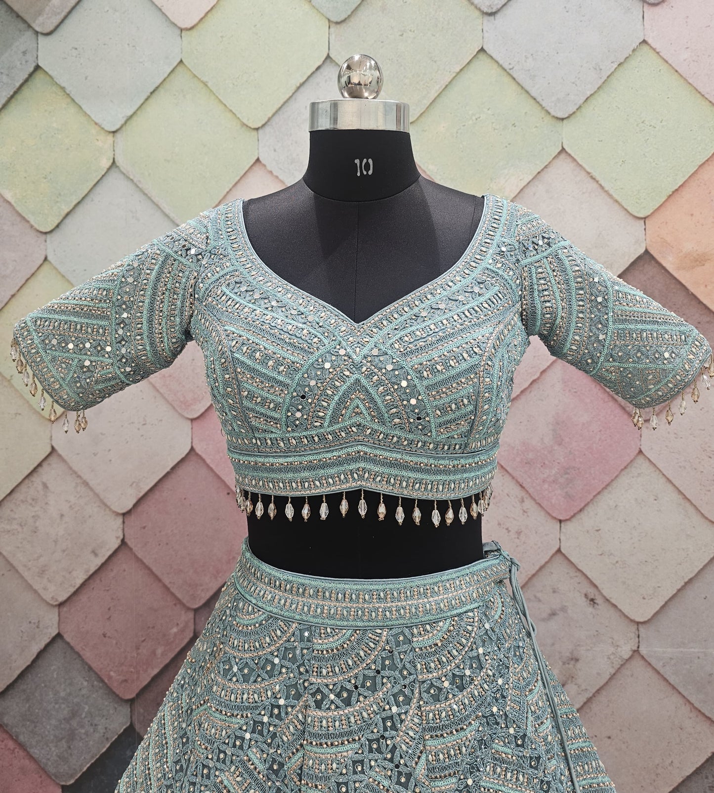 Encantador top corto de lehenga en red con jaal completo en azul cielo y verde mar.