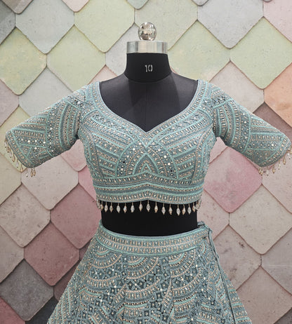 Encantador top corto de lehenga en red con jaal completo en azul cielo y verde mar.