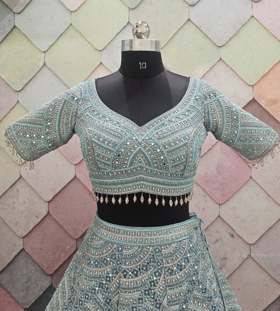 Encantador top corto de lehenga en red con jaal completo en azul cielo y verde mar.