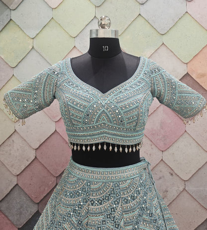 Encantador top corto de lehenga en red con jaal completo en azul cielo y verde mar.