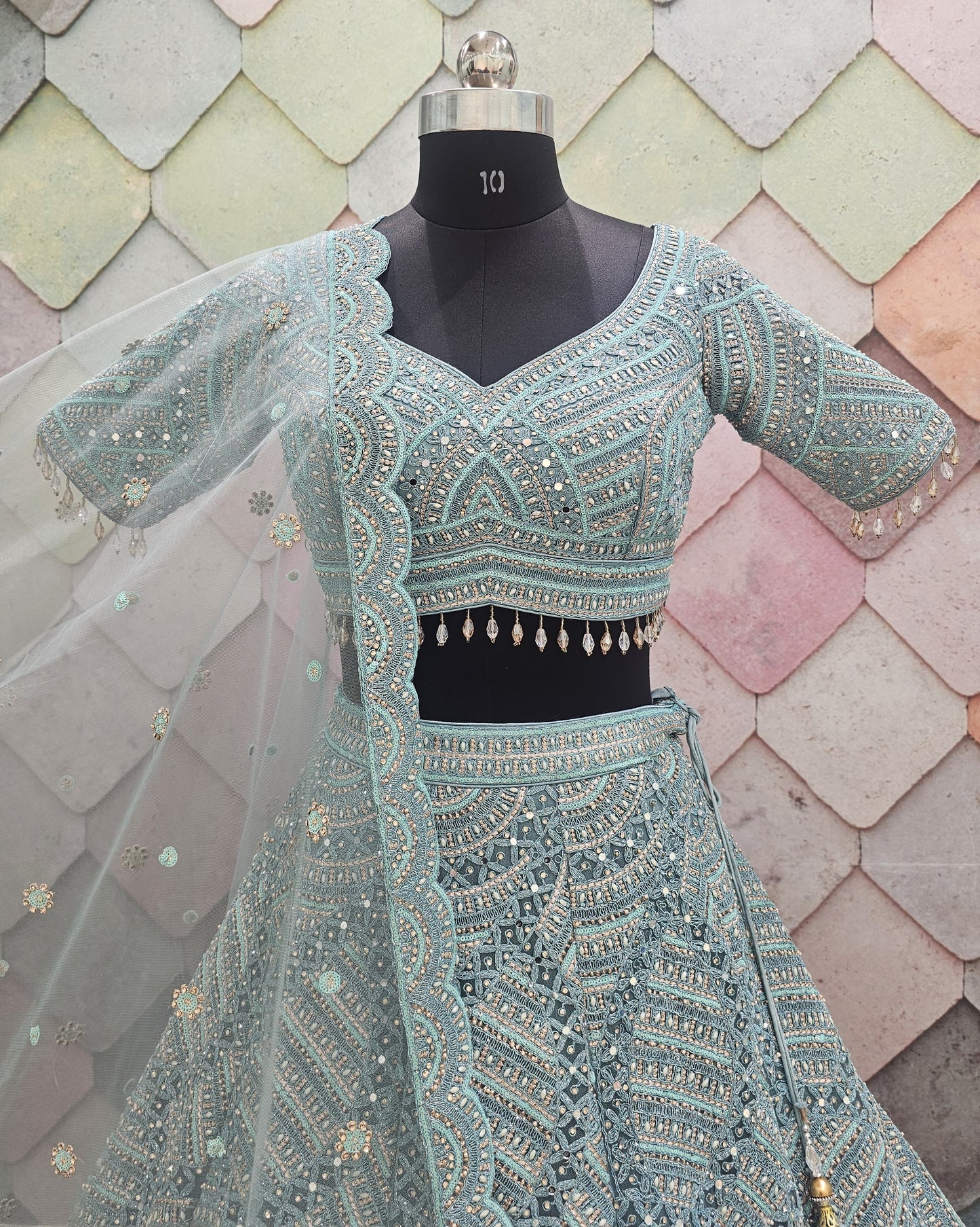 Encantador top corto de lehenga en red con jaal completo en azul cielo y verde mar.