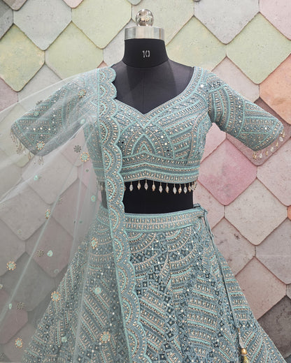 Encantador top corto de lehenga en red con jaal completo en azul cielo y verde mar.