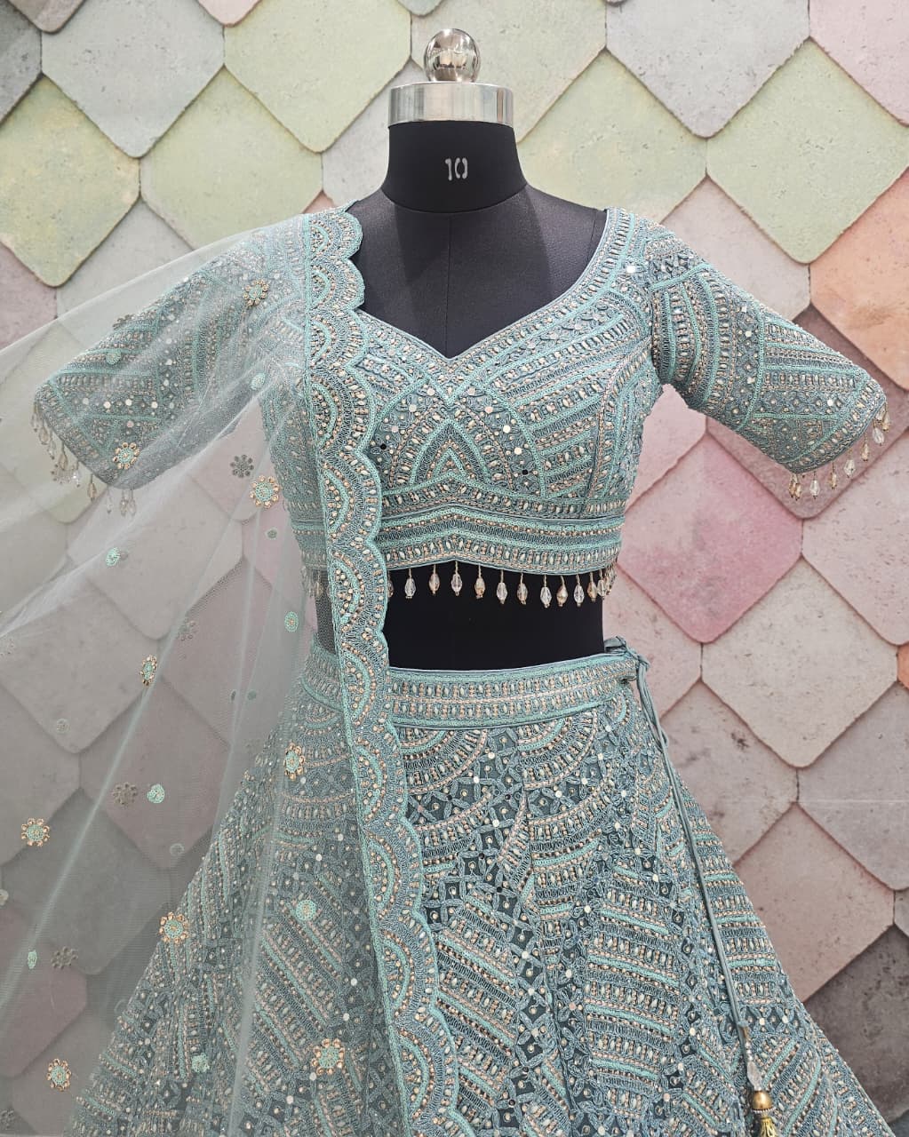 Encantador top corto de lehenga en red con jaal completo en azul cielo y verde mar.