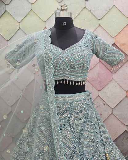 Encantador top corto de lehenga en red con jaal completo en azul cielo y verde mar.