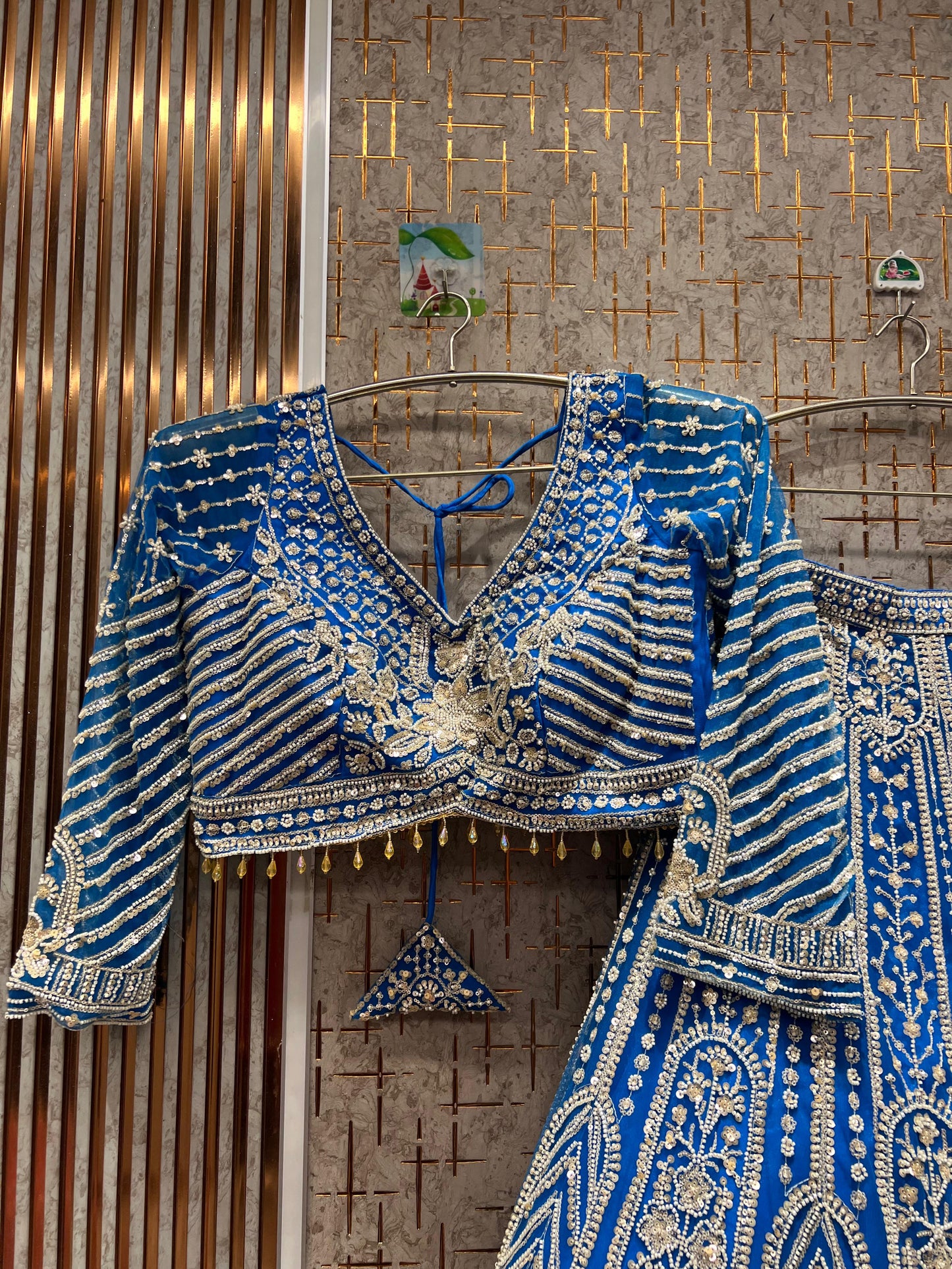 Impresionante conjunto de top corto y falda Lehenga color azul cielo.