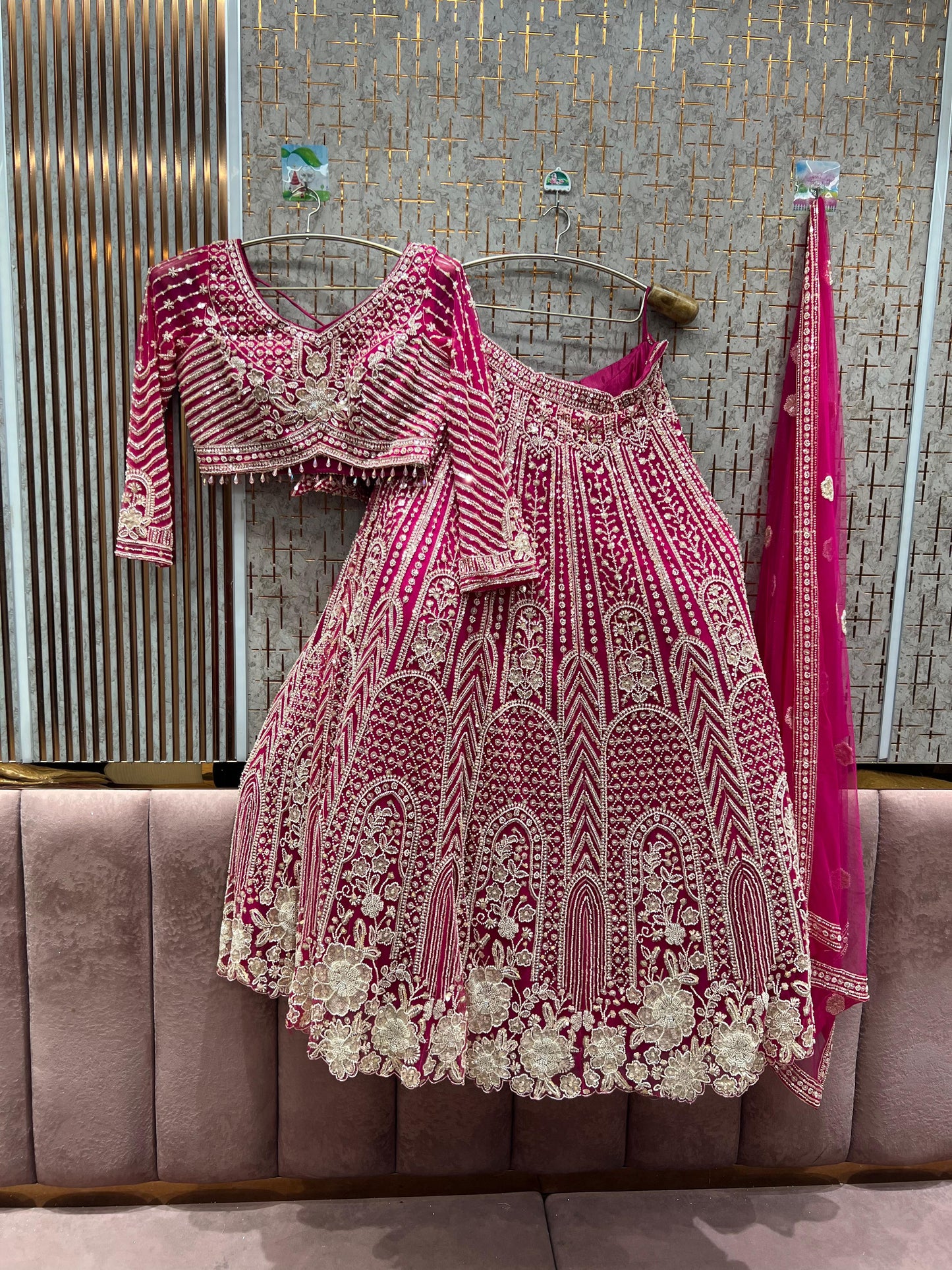 Impresionante conjunto de top corto y falda Lehenga color azul cielo.