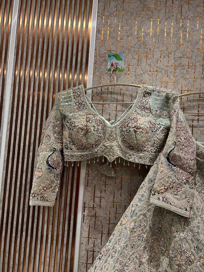 Fantástico top corto color azul cielo con diseño de pavo real y falda Lehenga.