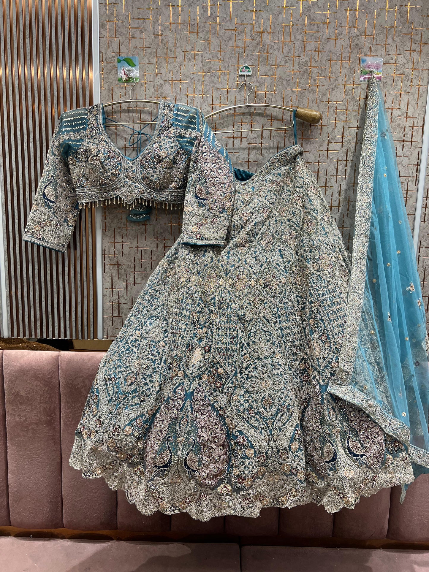 Fantástico top corto color azul cielo con diseño de pavo real y falda Lehenga.