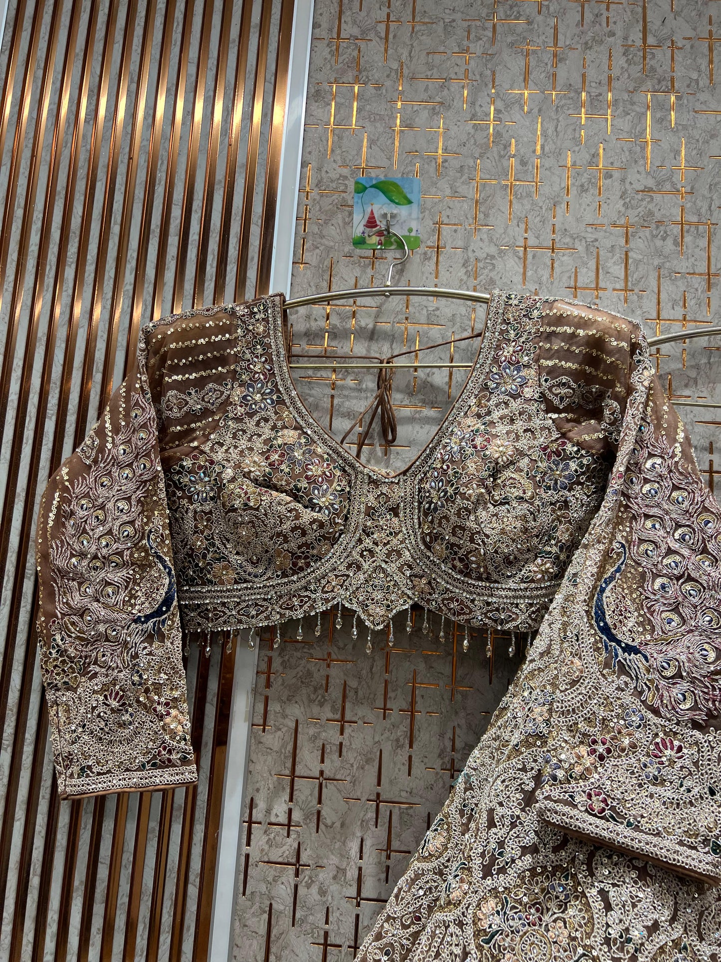 Fantástico top corto color azul cielo con diseño de pavo real y falda Lehenga.