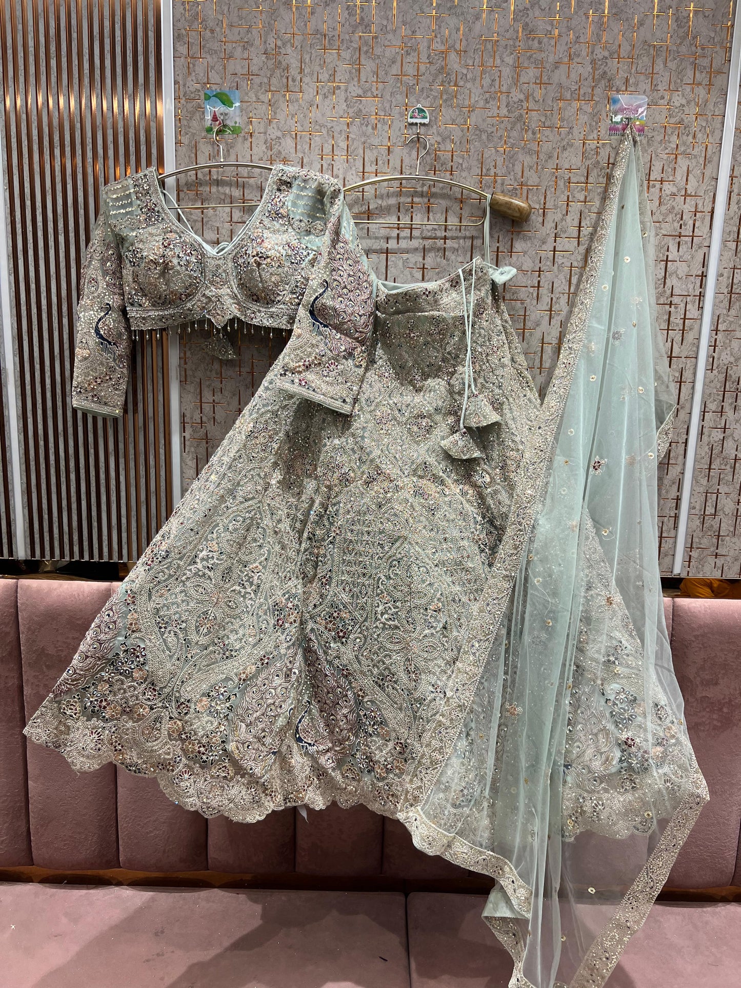 Fantástico top corto color azul cielo con diseño de pavo real y falda Lehenga.