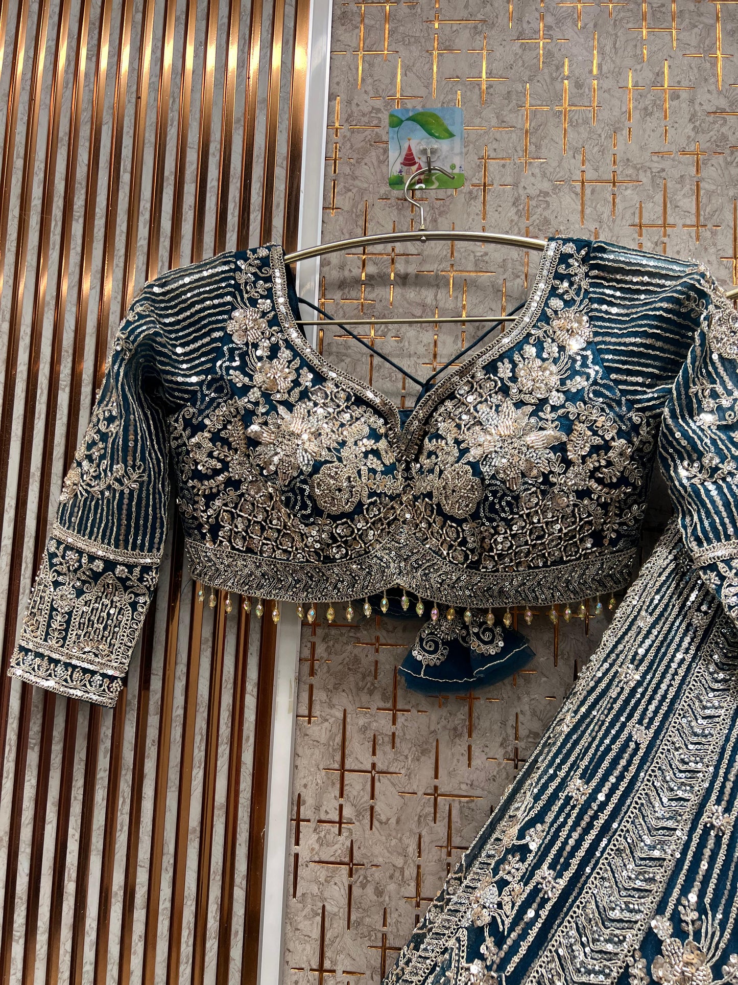 Atractivo conjunto de top corto y lehenga color azul cielo.