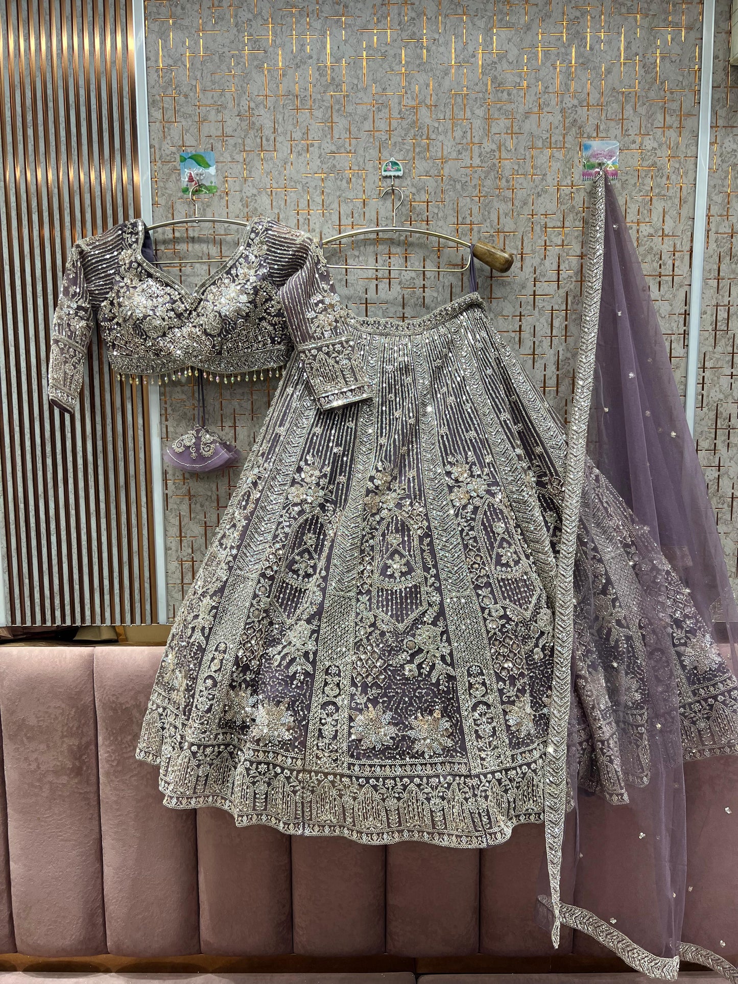 Atractivo conjunto de top corto y lehenga color azul cielo.