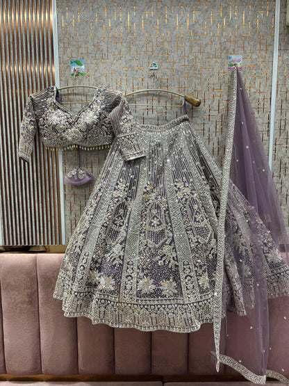 Atractivo conjunto de top corto y lehenga color azul cielo.