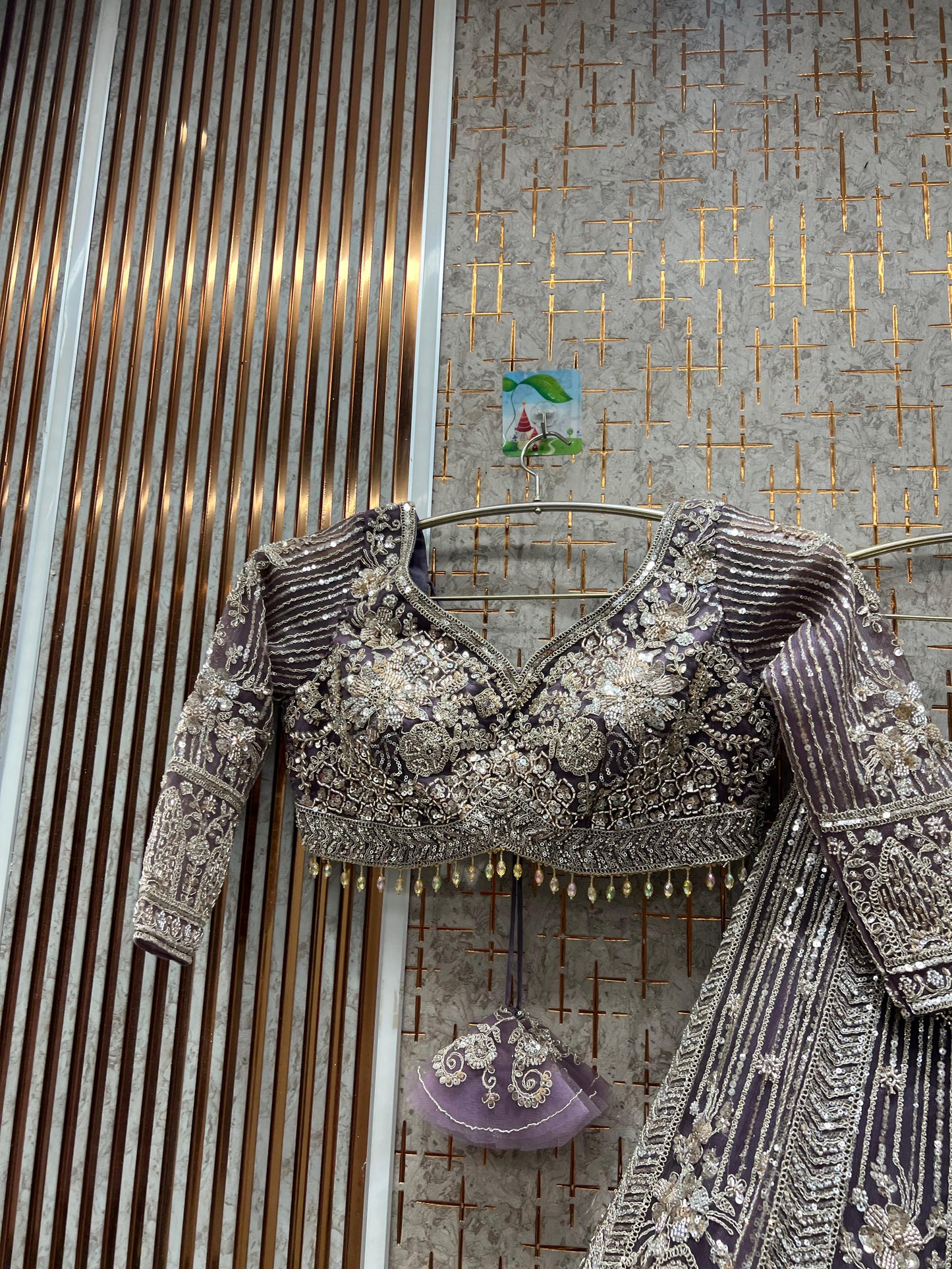 Atractivo conjunto de top corto y lehenga color azul cielo.