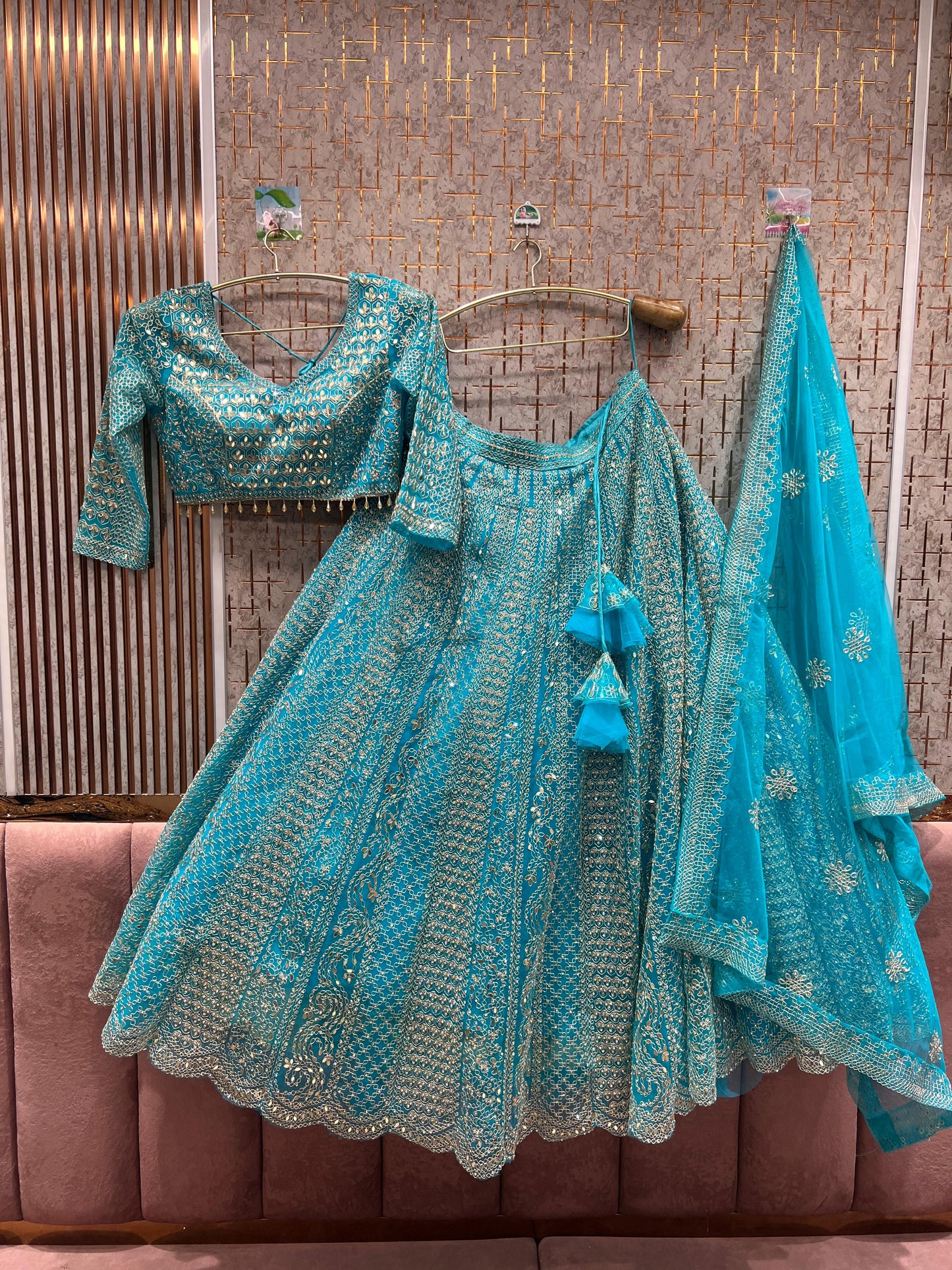 Lehenga con top corto color azul cielo, ¡que llama la atención!