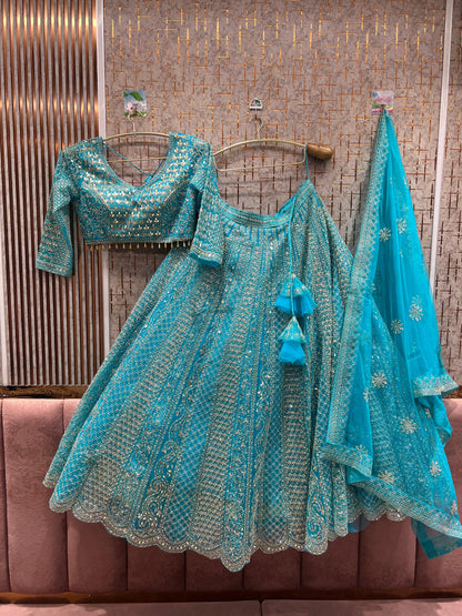 Lehenga con top corto color azul cielo, ¡que llama la atención!