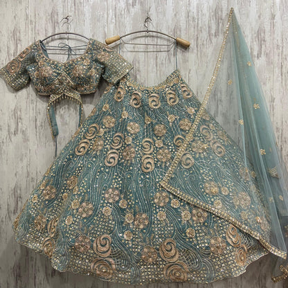 Precioso conjunto de top corto y falda larga color verde mar/azul.