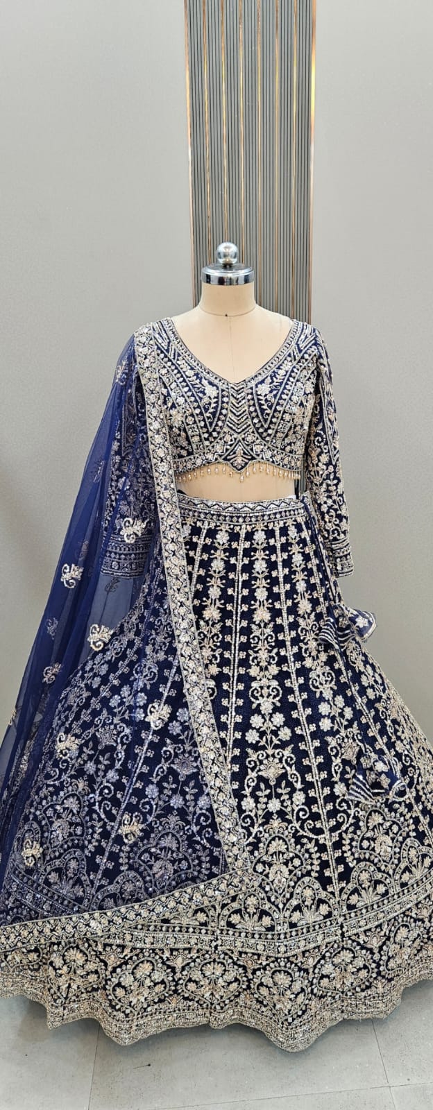 Elegante Lehenga color azul cielo con top corto.