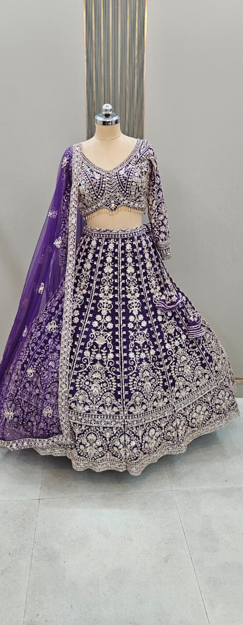 Elegante Lehenga color azul cielo con top corto.