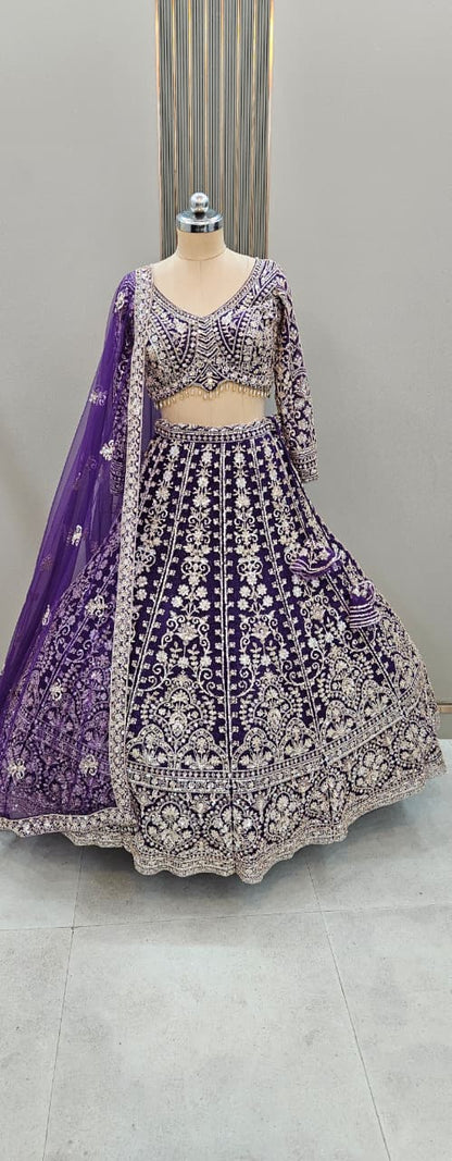Elegante Lehenga color azul cielo con top corto.