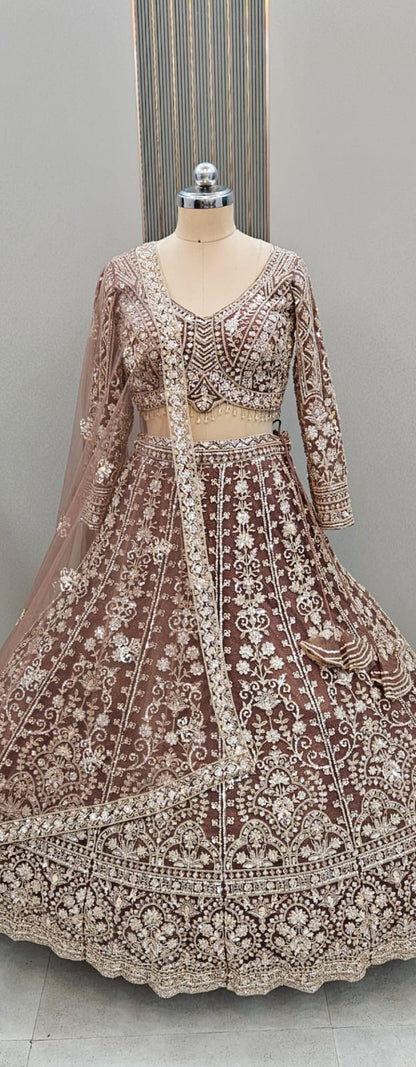 Elegante Lehenga color azul cielo con top corto.