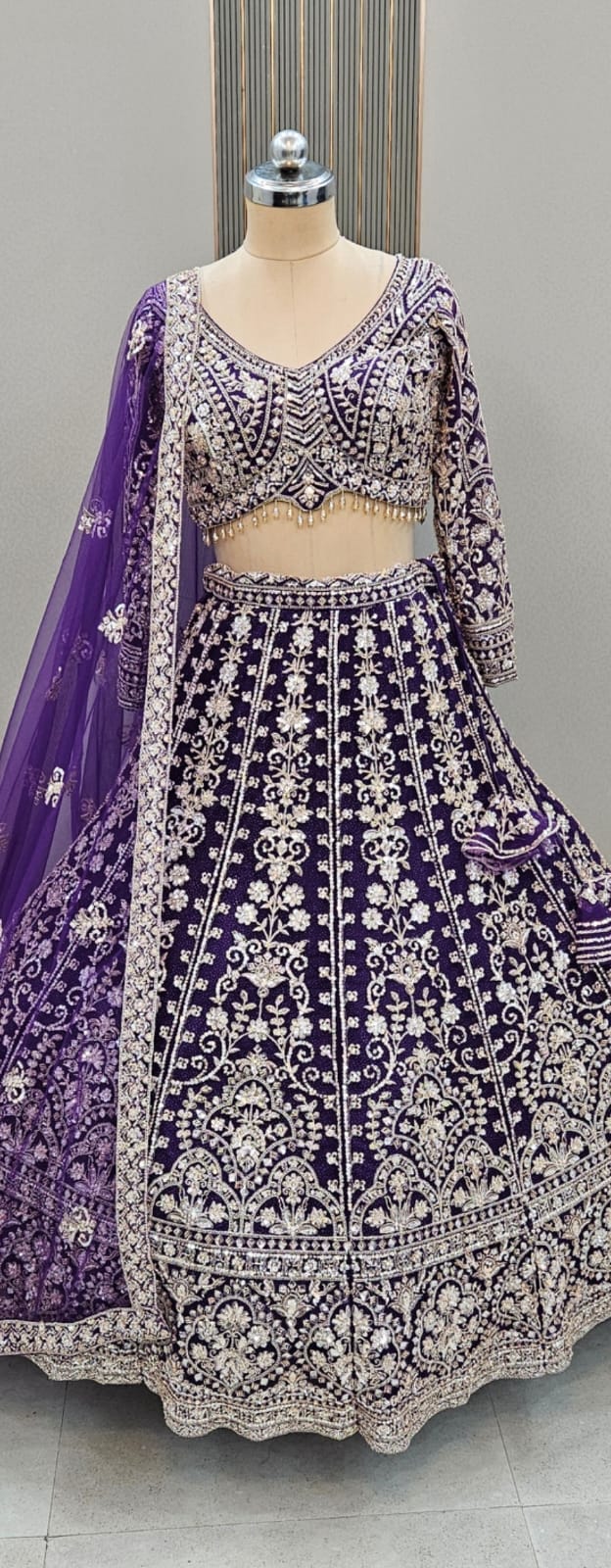 Elegante Lehenga color azul cielo con top corto.