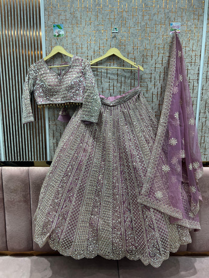 Lehenga con crop top azul cielo y atractivo trabajo de espejos gotta patti.