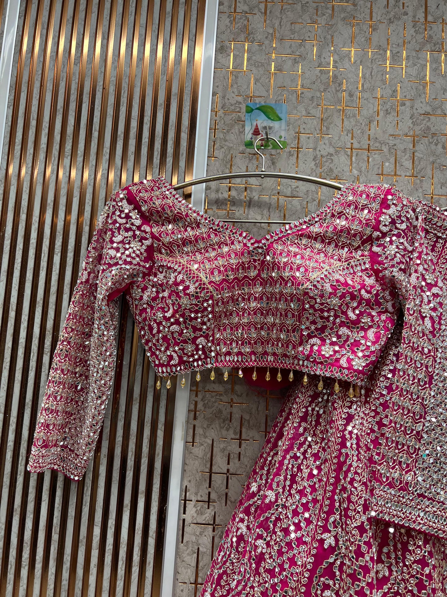 Lehenga con crop top azul cielo y atractivo trabajo de espejos gotta patti.