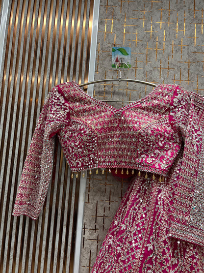 Lehenga con crop top azul cielo y atractivo trabajo de espejos gotta patti.