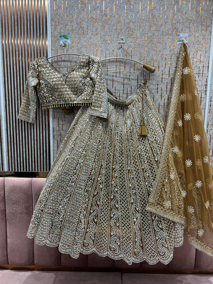 Lehenga con crop top azul cielo y atractivo trabajo de espejos gotta patti.