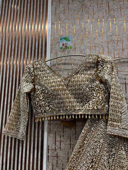 Lehenga con crop top azul cielo y atractivo trabajo de espejos gotta patti.