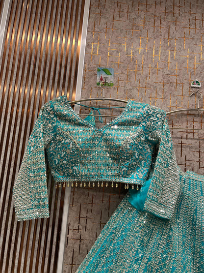 Lehenga con crop top azul cielo y atractivo trabajo de espejos gotta patti.