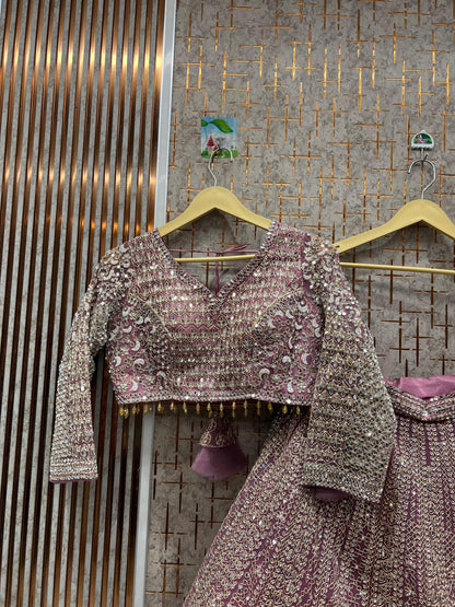 Lehenga con crop top azul cielo y atractivo trabajo de espejos gotta patti.