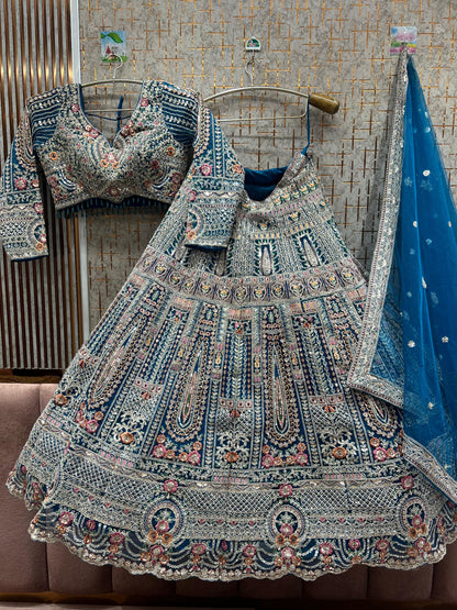 Conjunto de falda y top corto color azul cielo precioso.