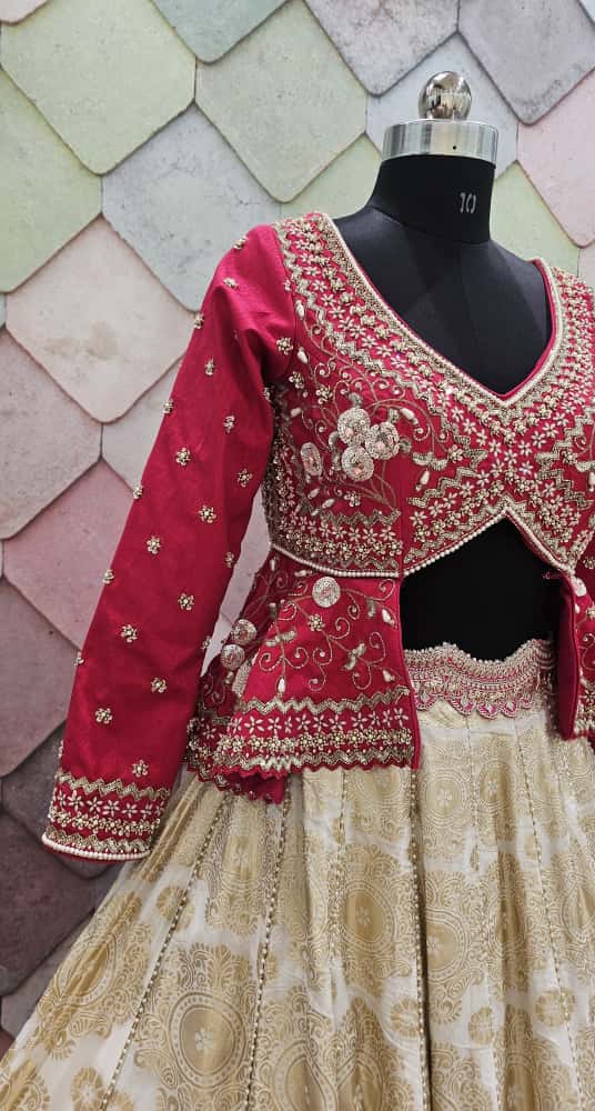 शुद्ध खांखीब बनारसी व्हाइट क्रॉप टॉप लेहंगा