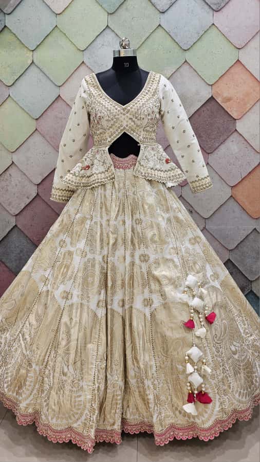 शुद्ध खांखीब बनारसी व्हाइट क्रॉप टॉप लेहंगा