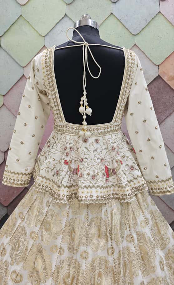 शुद्ध खांखीब बनारसी व्हाइट क्रॉप टॉप लेहंगा